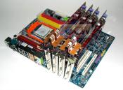 Quad CrossFire RD790 Gigabyte HD 2600XT