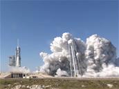 SpaceX Falcon Heavy : mise à feu statique réussie, lancement dans « une semaine environ »