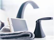 Smartphone en charge dans la salle de bain : suite à des décès, la DGCCRF alerte sur les dangers