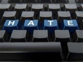 Facebook et Instagram renforcent (encore) leur lutte contre les contenus haineux