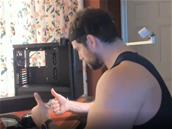 Henry Cavill monte un PC, marques et réseaux sociaux ont du mal à s'en remettre