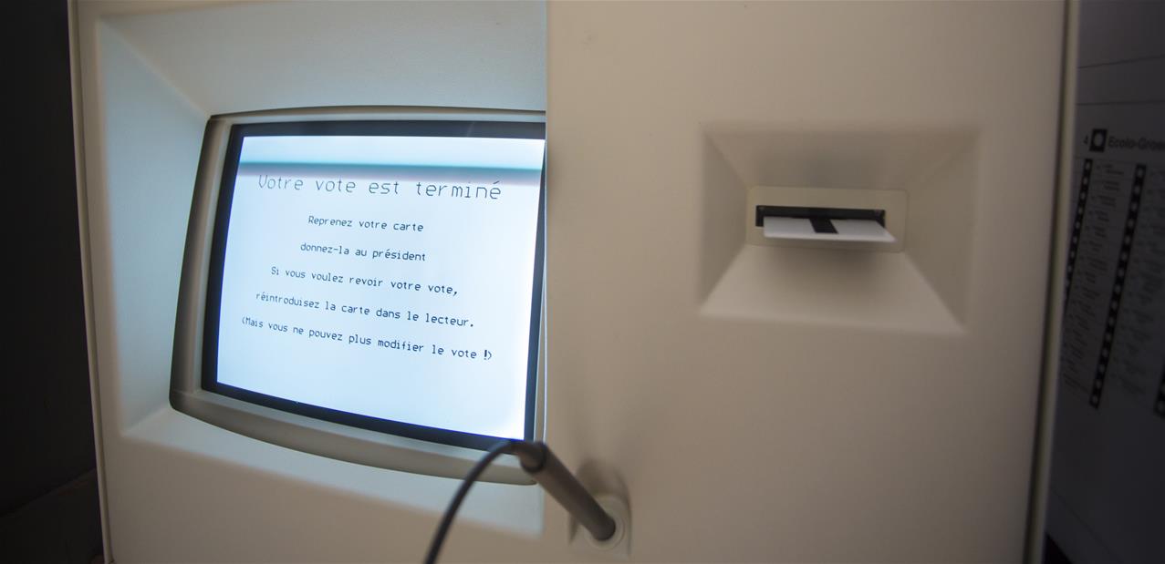 Machines à voter : le moratoire reste « maintenu », confirme le gouvernement