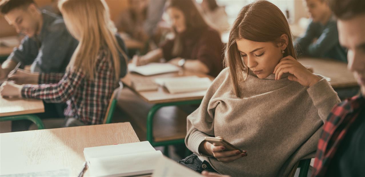 Le gouvernement invité à présenter son plan de bataille contre les mobiles au collège