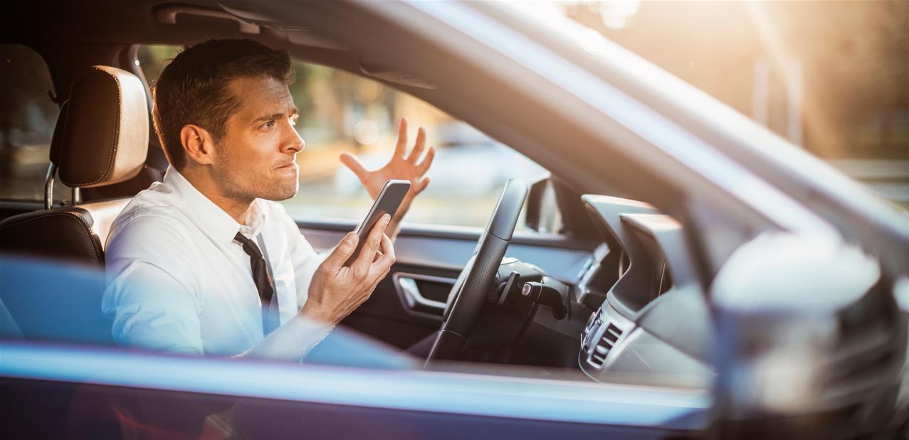 Au Royaume-Uni, des panneaux « intelligents » pour dissuader l'utilisation du smartphone au volant