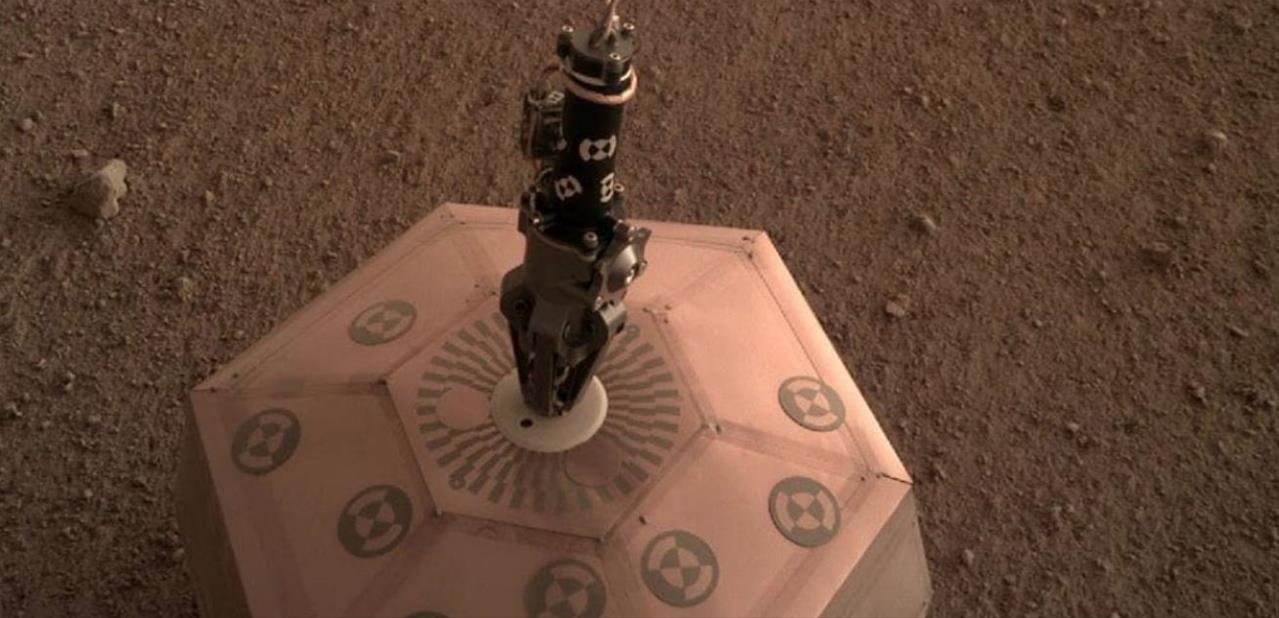 InSight : le sismomètre français SEIS est posé sur le sol martien