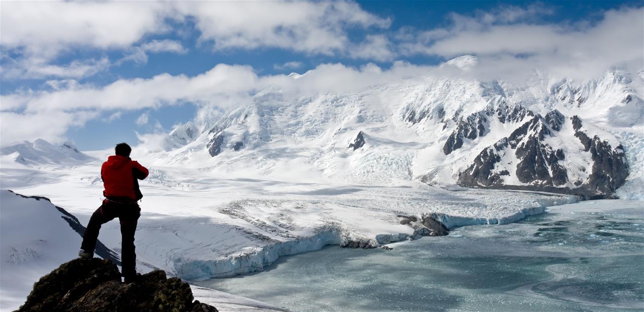 Avant le départ d'un raid de 4 000 km en Antarctique, le CNRS retrace les grandes expéditions scientifiques